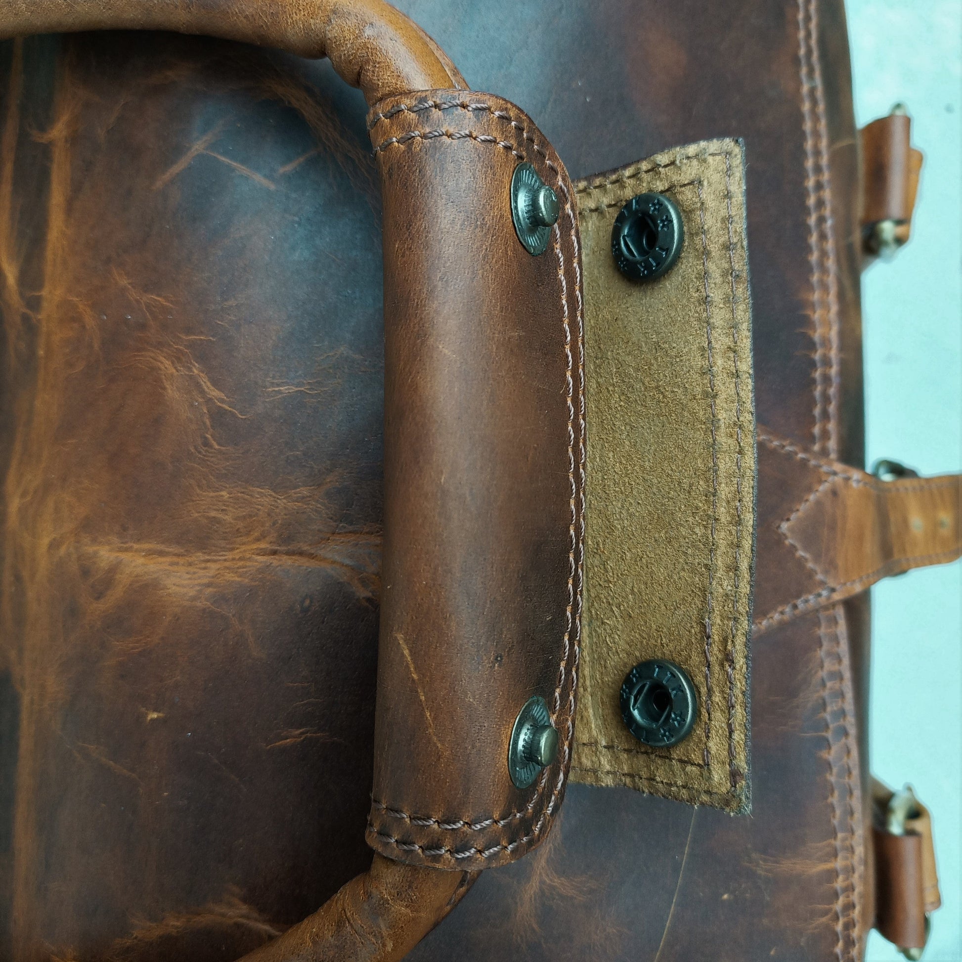 Classic structured everyday hard wax travel bag for women -9